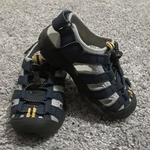 Khombu Active Sandal